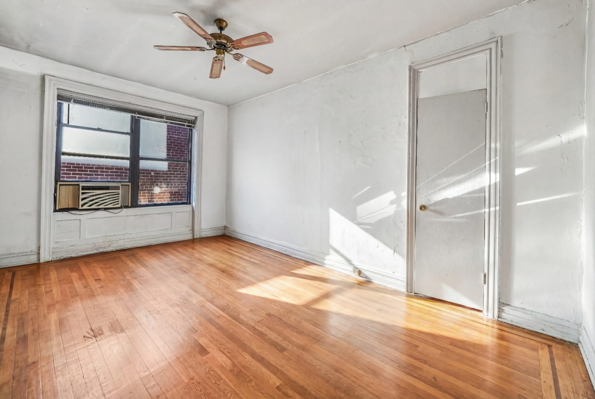 Bright Prewar Studio in Hudson Heights